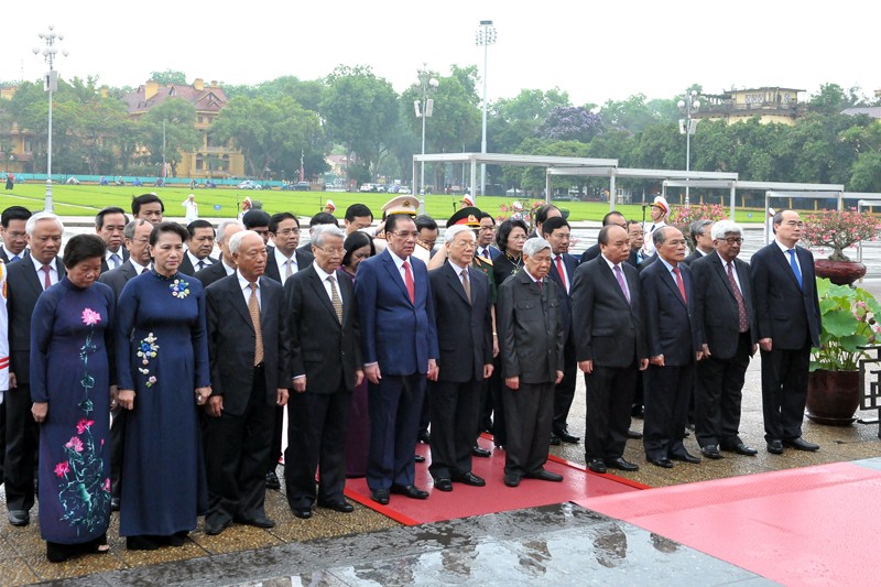 Đoàn đại biểu Ban Chấp hành Trung ương Đảng, Chủ tịch nước, Quốc hội, Chính phủ, Ủy ban Trung ương MTTQ Việt Nam đã vào Lăng viếng Chủ tịch Hồ Chí Minh và dâng hương tưởng niệm các Anh hùng liệt sĩ. 