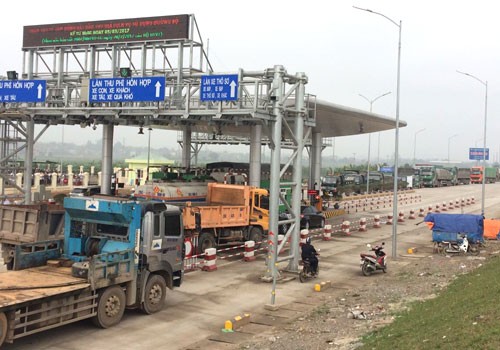 Nhiều xe tài dàn ngang tại trạm thu phí Tam Nông (Phú Thọ) để phản đối thu phí tháng 3/2017. 