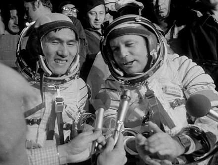 Hai nhà du hành vũ trụ Viktor Gorbatko (phải) và Phạm Tuân trở về trái đất an toàn sau chuyến bay vào vũ trụ trên tàu Liên hợp 37 ngày 23/7/1980.(Ảnh: Quang Thành/TTXVN)