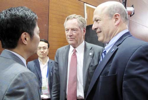 Đại diện Thương mại Mỹ (giữa) trao đổi với Bộ trưởng Công Thương Trần Tuấn Anh (bên trái) tại họp báo về kết quả Hội nghị các Bộ trưởng phụ trách Thương mại APEC (MRT 23) chiều 21/5.