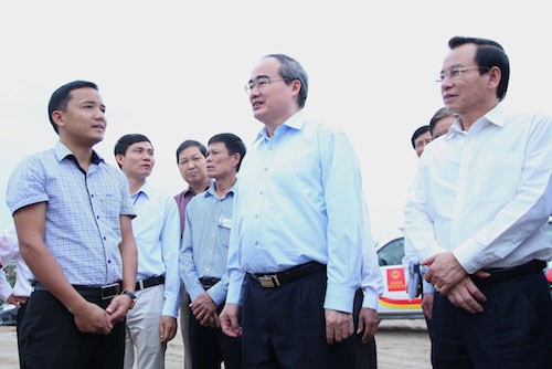 Chủ tịch Uỷ ban Trung ương MTTQ Việt Nam Nguyễn Thiện Nhân đi giám sát khai thác cát ở huyện Đan Phượng hồi đầu tháng 4/2017. 