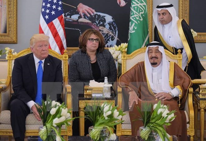 Quốc vương Saudi Arabia Salman (phải) tiếp Tổng thống Mỹ Donald Trump (trái) tại Riyadh ngày 20/5. 