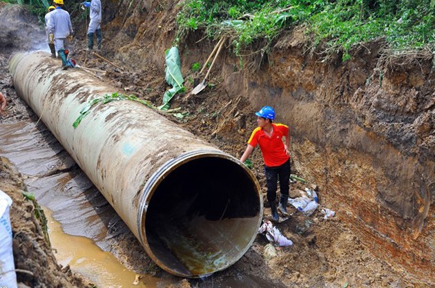 Tuyến ống nước sạch Sông Đà - Hà Nội liên tục bị vỡ ảnh hưởng đến hàng nghìn hộ dân thủ đô. 