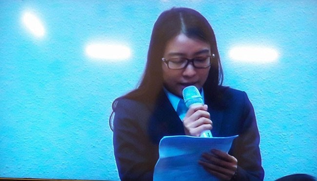 Bà Hoàng Thị Hồng Tứ trả lời thẩm vấn trong phiên xét xử Hà Văn Thắm và đồng phạm hồi tháng 3.