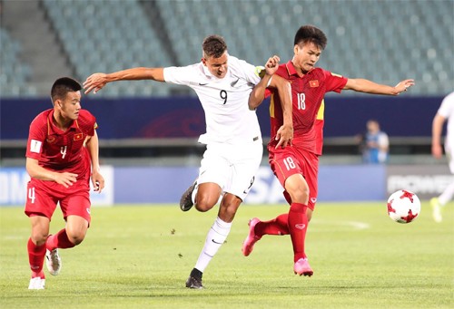 Các cầu thủ Việt Nam (đỏ) gây ra nhiều bất ngờ cho New Zealand.Các cầu thủ Việt Nam (đỏ) gây ra nhiều bất ngờ cho New Zealand.