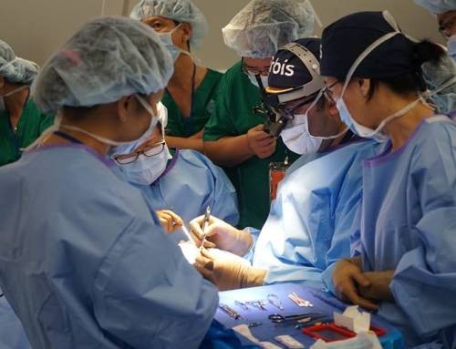 Các bác sĩ Bệnh viện Orbis phẫu thuật mắt cho bệnh nhân bị đục thủy tinh thể ở Cần Thơ. 