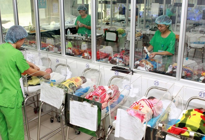 Chăm sóc trẻ sơ sinh tại Bệnh viện Phụ sản Trung ương, Hà Nội. 