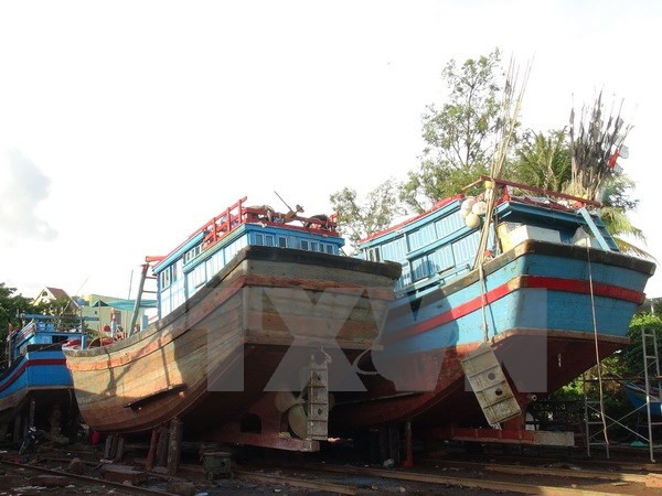 Tàu cá của ngư dân Khánh Hòa được đưa lên bờ để nâng cấp.