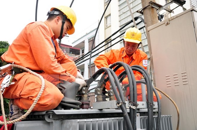 Công nhân Tổng công ty Điện lực thành phố Hà Nội đấu nối cáp tại trạm biến áp quận Đống Đa, Hà Nội.