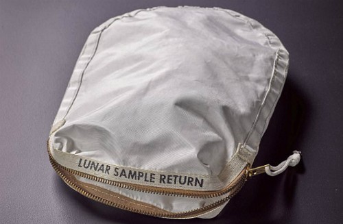 Chiếc túi chứa bụi và đất trên mặt trăng do phi hành gia Neil Armstrong sử dụng. Ảnh: Reuters