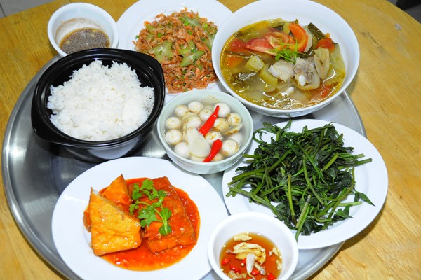 Bữa cơm của người Việt vẫn thiếu vi chất dinh dưỡng. Ảnh: minh họa