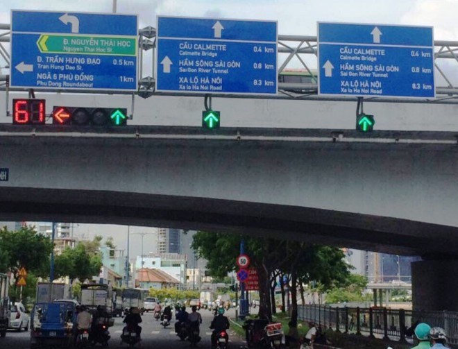 Tại giao lộ Nguyễn Thái Học - Võ Văn Kiệt, quận 1, TP.HCM đã được lắp biển báo song ngữ Việt . 