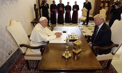Thông điệp sau những món quà Giáo hoàng tặng ông Trump