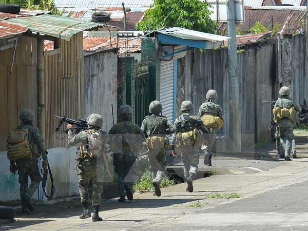 Hải quân Philippines trong chiến dịch truy quét phiến quân ở thành phố Marawi. (Nguồn: AFP/TTXVN)