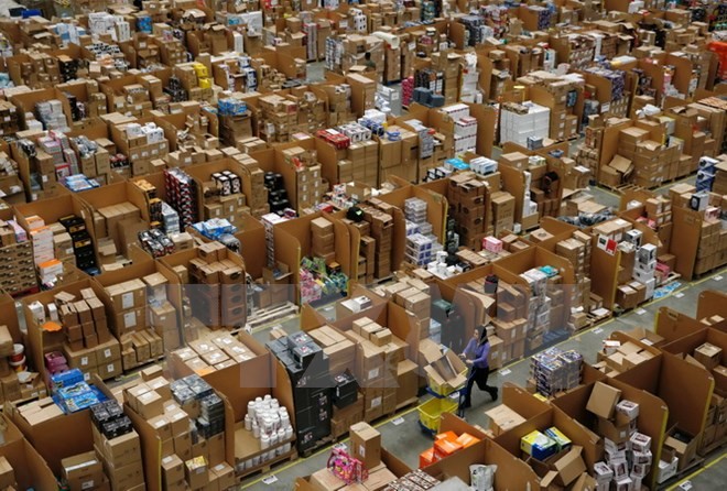 Công nhân làm việc tại một trung tâm của tập đoàn Amazon ở Hempstead, phía bắc London, Anh. (Nguồn: AFP/TTXVN)
