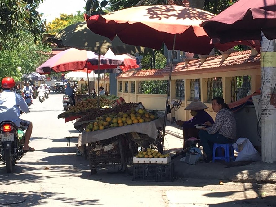 Hà Nội sẽ cấm việc bán hoa quả ở vỉa hè và bán rong trên đường. 
