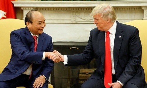 Thủ tướng Nguyễn Xuân Phúc điện đàm với các nghị sỹ Hoa Kỳ
