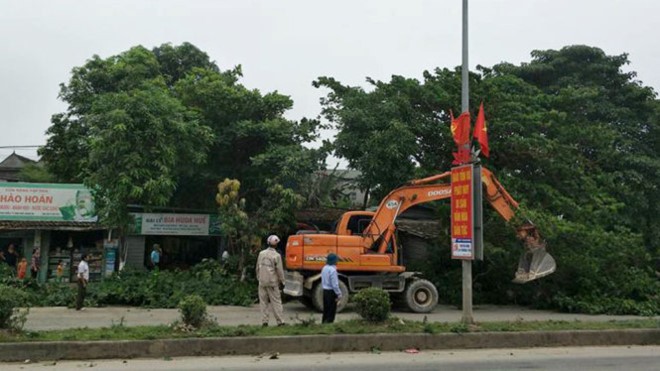 Xe cẩu dọn dẹp cây cối đảm bảo an toàn lưới điện và hành lang an toàn giao thông ở huyện Anh Sơn. 