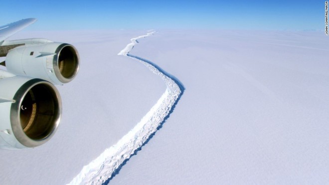Vết nứt ở thềm băng Larsen C ngày 10/11/2016. Ảnh: NASA.