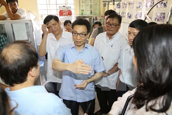 Phó Thủ tướng Vũ Đức Đam thị sát mô hình Phòng khám gia đình Trung tâm y tế phường 16, quận 4 , TP Hồ Chí Minh. 