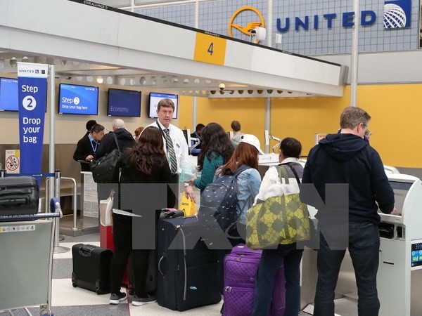 Hành khách làm thủ tục tại quầy của United Airlines ở sân bay Chicago, bang Illinois. 