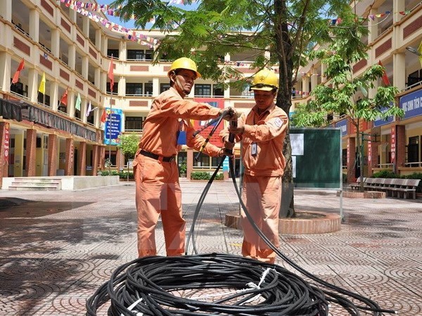 Công nhân điện lực Hà Nội kéo bổ sung nguồn dây cấp điện cho khu dân cư. 
