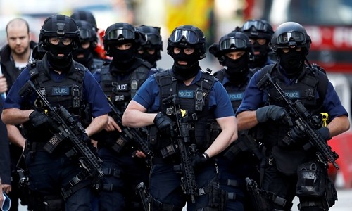 Cảnh sát Anh tuần tra khu vực chợ Borough ngày 4/6. Ảnh: Reuters.
