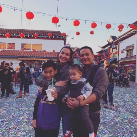 Gia đình hạnh phúc của Kim Hiền. Ảnh: FBNV.