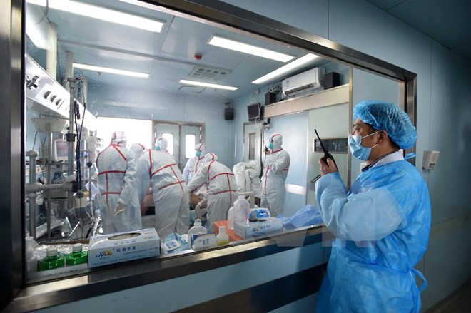 Điều trị cho bệnh nhân bị nhiễm virus cúm gia cầm H7N9 tại bệnh viện ở Vũ Hán, tỉnh Hồ Bắc. 