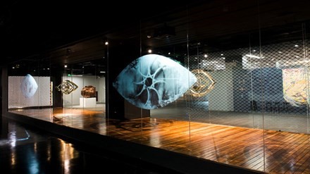 Khung cửa sổ trưng bày tác phẩm “Ngụ ngôn vàng” của nghệ sĩ Truc-Anh, khách tham quan sẽ như bị thôi miên khi trực tiếp trải nghiệm sự kết hợp giữa âm thanh, sắp đặt và video-art.