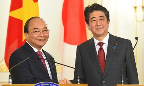 Thủ tướng Nguyễn Xuân Phúc và Thủ tướng Nhật Bản Shinzo Abe họp báo chung sau hội đàm. Ảnh: VGP