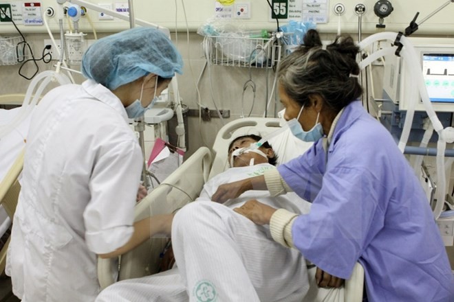Nhân viên y tế cấp cứu cho bệnh nhân bị đột quỵ. 