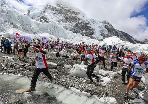Số lượng người đăng ký chinh phục đỉnh Everest vào mùa xuân năm nay đạt mức kỷ lục. Ảnh: AFP