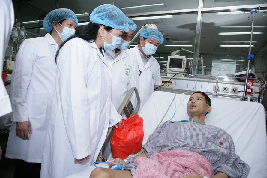 Bộ trưởng Bộ Y tế Nguyễn Thị Kim Tiến thăm các bệnh nhân của sự cố y khoa chạy thận này được chuyển về điều trị tại Bệnh viện Bạch Mai sáng ngày 30/5