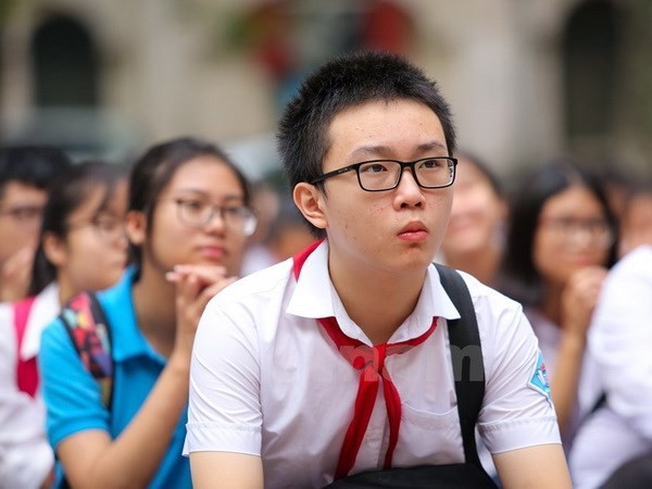 Thí sinh đặc biệt nhất điểm thi Việt Đức khi đeo khăn quàng đỏ đi thi.