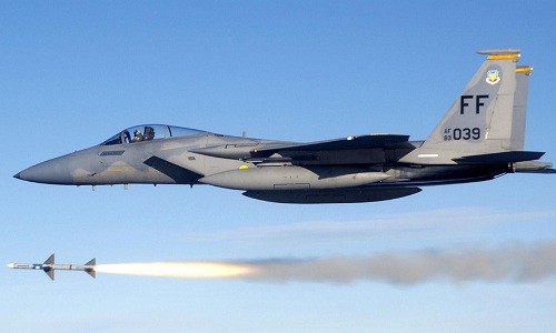 Tiêm kích F-15 của Mỹ diễn tập phóng tên lửa: Ảnh: US Air Force.