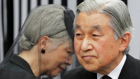 Phút giây chia sẻ giữa Nhật hoàng Akihito và Hoàng hậu Michiko tại Tokyo tháng 6-2012 - Ảnh: Reuters
