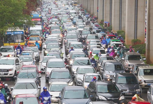 TP Hà Nội vẫn tồn tại nhiều điểm ùn tắc giao thông vào giờ cao điểm. Ảnh minh hoạ