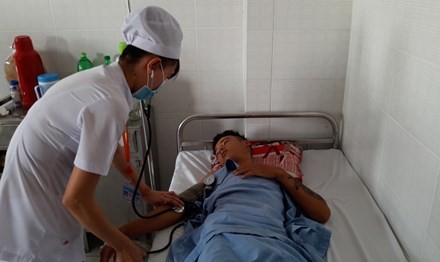 Anh Trần Hồ Thái B, đang nằm điều trị tại bệnh viện Đa khoa thành phố Cần Thơ.