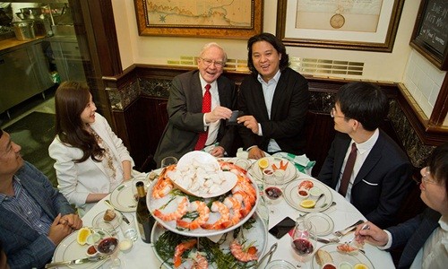 Bữa trưa với Buffett được đánh giá là trải nghiệm đáng đồng tiền bát gạo. Ảnh: Varchev Brokers