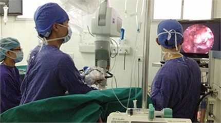 Các bác sĩ BV Việt Đức thực hiện một ca phẫu thuật thần kinh
