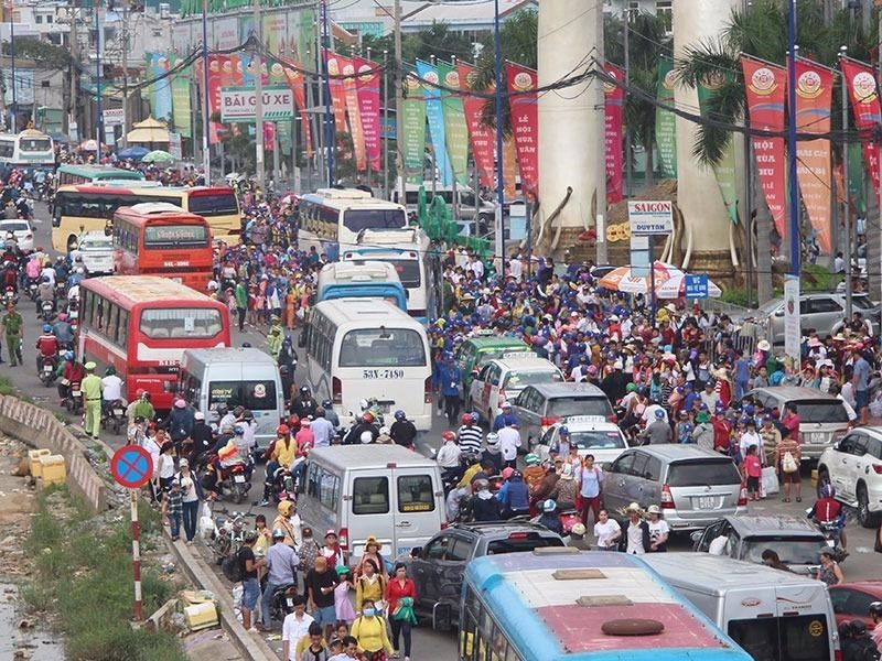 Lượng người và phương tiện tăng đột biến khiến giao thông qua cổng KDL Suối Tiên rơi vào tình trạng hỗn loạn. 