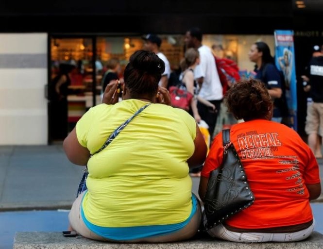 Những người phụ nữ thừa cân ở Quảng trường Thời đại, New York (Mỹ) - Ảnh: Reuters