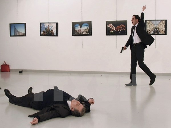 Hung thủ Mevlut Altintas (phải) sau khi sát hại Đại sứ Nga Andrei Karlov (trái) ở Ankara, Thổ Nhĩ Kỳ ngày 19/12/2016. (Ảnh: AFP/TTXVN)