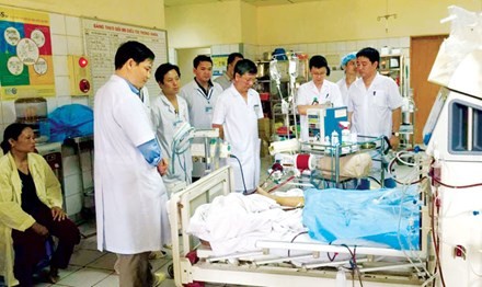 Các bác sĩ Bệnh viện Bạch Mai theo dõi tình trạng sức khỏe bệnh nhân vụ tai biến y khoa tại Hòa Bình. Ảnh: PV.