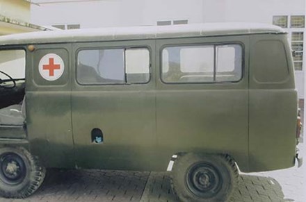 Xe cứu thương của trung tâm y tế huyện Thanh Chương (Nghệ An) nằm trong danh sách sẽ thanh lý. Ảnh: Hải Bình chụp lại.