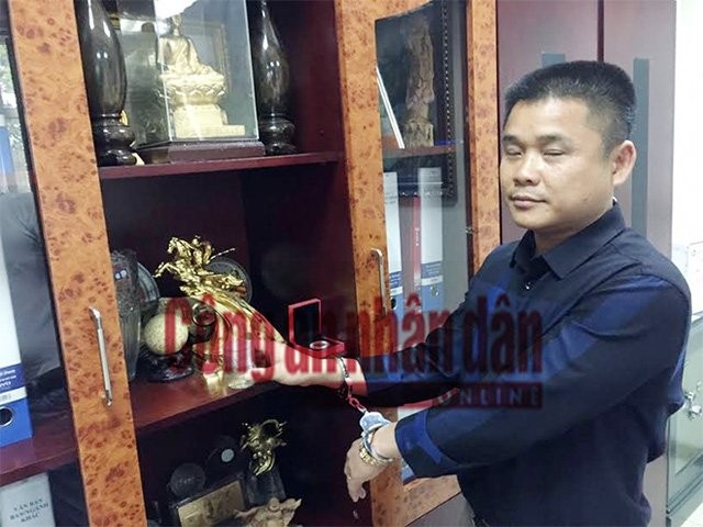 Nguyễn Văn Thắng và lọ ngâm đốt ngón tay của anh T.