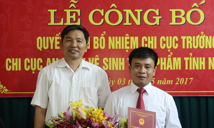 Ông Chu Trọng Trang (phải) nghi vấn có con thứ 4 vẫn được bổ nhiệm Chi cục trưởng Chi cục VSATTP.