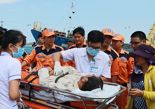 Ngư dân bị tai biến trên biển, cách bờ Nha Trang 300 hải lý được đưa vào bờ. 
