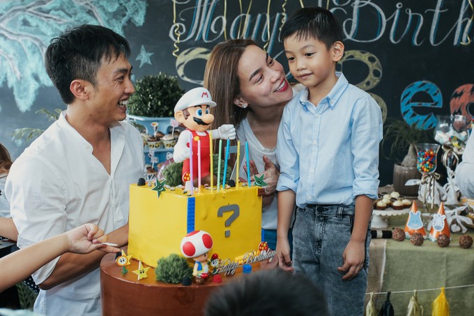 Khoảnh khắc sum vầy của gia đình Hồ Ngọc Hà. Dù đã ly dị, mỗi năm, họ đều tái hợp để tổ chức sinh nhật cho con. Ảnh: Vietnamnet 